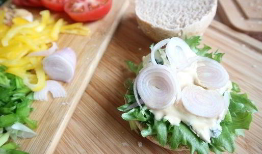 бургер с креветками и голубым сыром