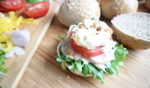 бургер с креветками и голубым сыром