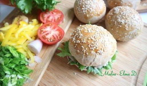 бургер с креветками и голубым сыром