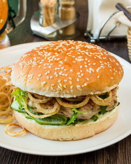 Рецепт бургера с куриной котлетой и малосольными огурчиками