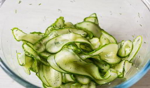 бургер с куриной котлетой и малосольными огурчиками