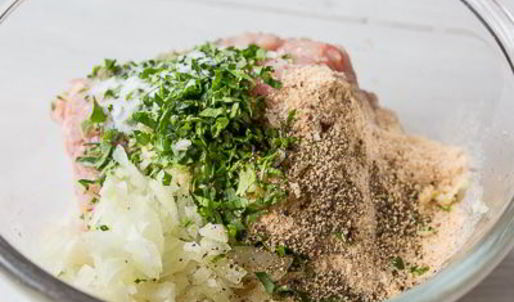 бургер с куриной котлетой и малосольными огурчиками