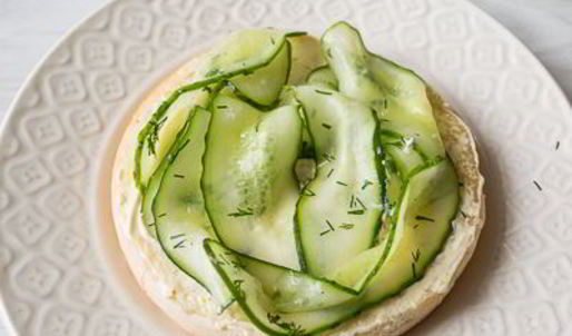 бургер с куриной котлетой и малосольными огурчиками