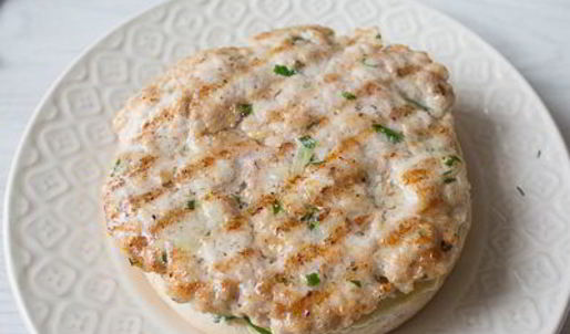 бургер с куриной котлетой и малосольными огурчиками