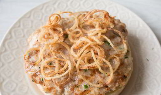 бургер с куриной котлетой и малосольными огурчиками