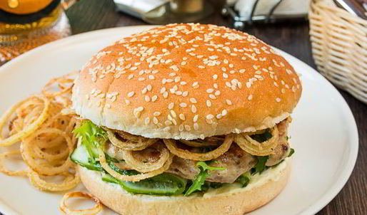 бургер с куриной котлетой и малосольными огурчиками