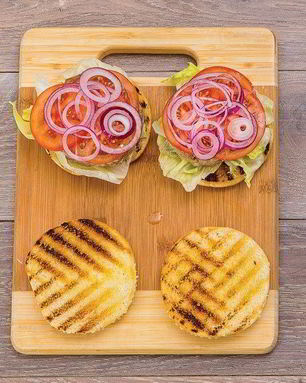 Бургер с тунцом, луком и помидором