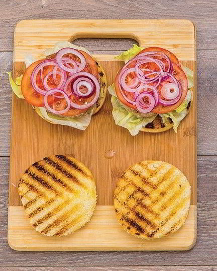 Рецепт бургера с тунцом, луком и помидором