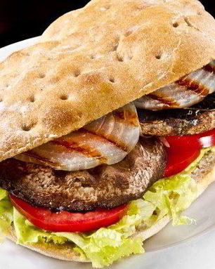 Бургеры на гриле с портобелло, розмарином и рукколой