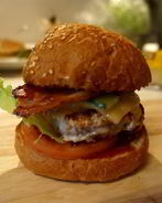 Домашний бургер с мясной котлетой и беконом