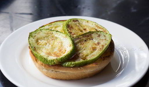 домашний чикенбургер с цукини и соусом цацики