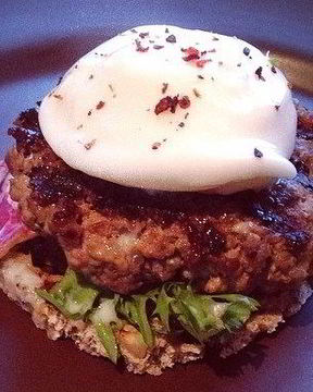 Фит бургер с яйцом пашот