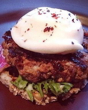 Фит бургер с яйцом пашот