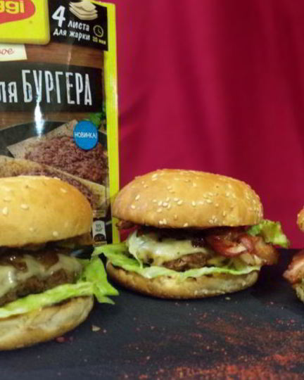 Рецепт говяжьего бургера с карамелизованным луком, беконом и гаудой