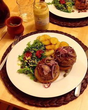 Говяжьи бургеры с голубым сыром, виски, красным луком и горчицей, с гарниром из картофеля