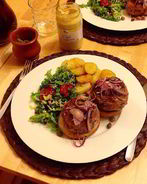 Говяжьи бургеры с голубым сыром, виски, красным луком и горчицей, с гарниром из картофеля