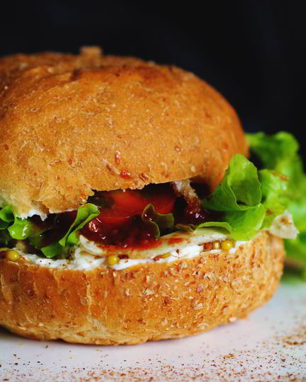 Рецепт низкокалорийного бургера со сливочным сыром и куриной грудкой