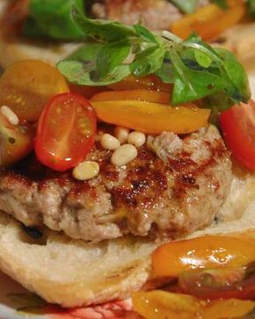 Открытый сицилийский бургер с помидорами