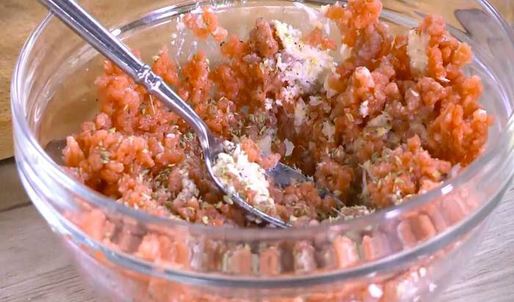 открытый сицилийский бургер с помидорами