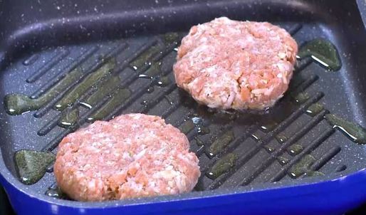 открытый сицилийский бургер с помидорами