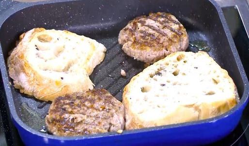 открытый сицилийский бургер с помидорами