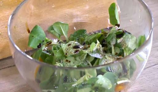 открытый сицилийский бургер с помидорами