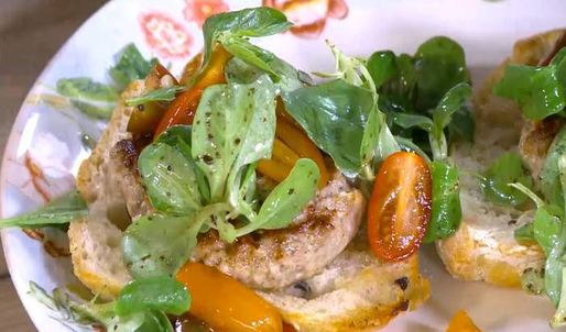 открытый сицилийский бургер с помидорами