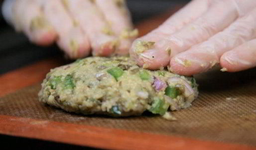 вегетарианский бургер с котлетой из маша