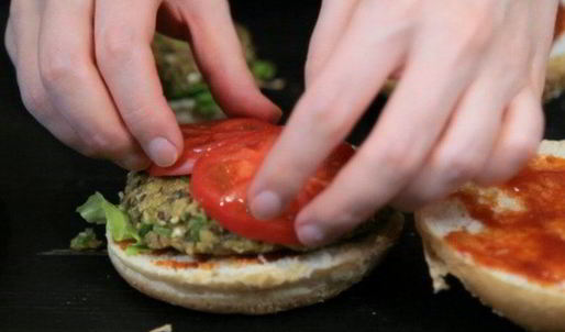 вегетарианский бургер с котлетой из маша