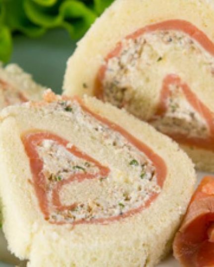 Рецепт бутерброда-рулета с семгой и творожно-сырной смесью