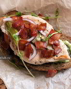 Бутерброд с курицей и беконом