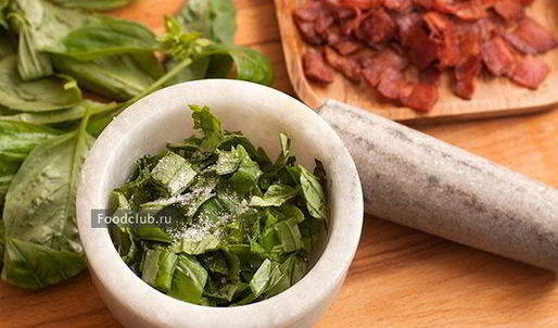 бутерброд с курицей и беконом