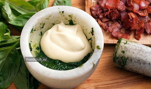 бутерброд с курицей и беконом