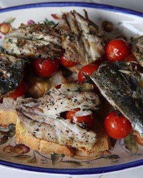 Бутерброд с сардинками и помидорами