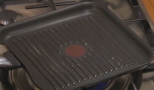 бутерброд с сардинками и помидорами