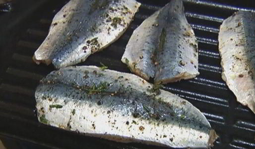 бутерброд с сардинками и помидорами