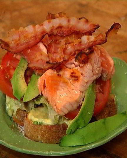 Рецепт бутерброда с семгой, авокадо и беконом
