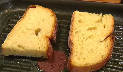 бутерброд с семгой, авокадо и беконом