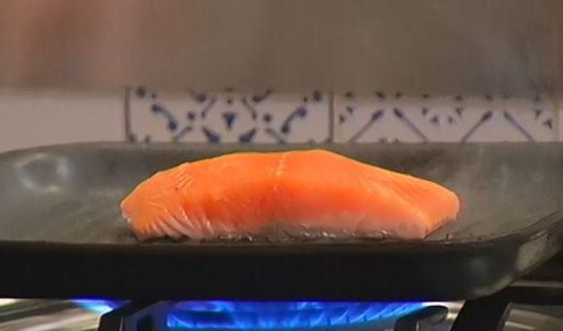 бутерброд с семгой, авокадо и беконом