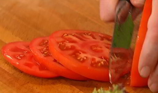 бутерброд с семгой, авокадо и беконом