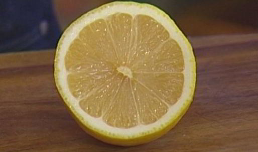 бутерброд с семгой, авокадо и беконом