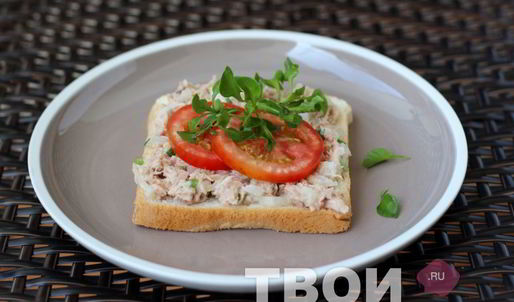 бутерброд с тунцом