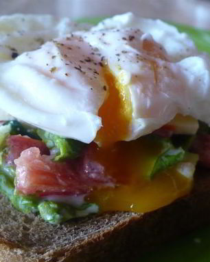 Бутерброд с яйцом пашот и овощами