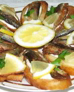 Бутерброд со шпротами и солеными огурцами