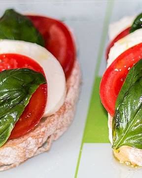 Бутерброды Капрезе с моцареллой