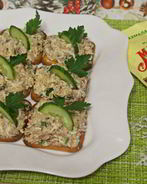 Бутерброды на крекерах с сардинами