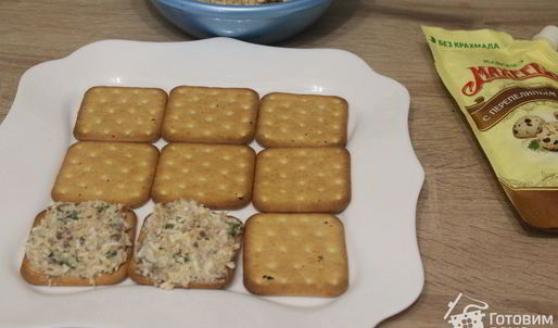 бутерброды на крекерах с сардинами