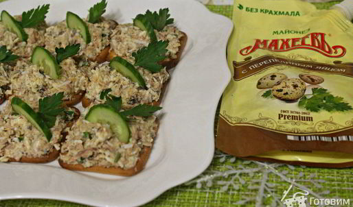 бутерброды на крекерах с сардинами