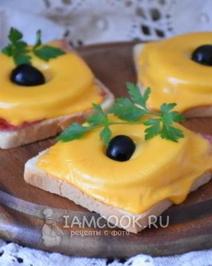 Бутерброды с ананасом, ветчиной и сыром