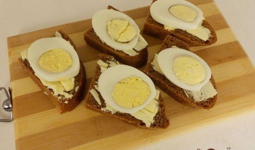 бутерброды с маслом, яйцом и икрой мойвы